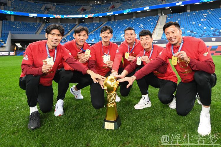 上海海港领取本赛季中超联赛冠军奖杯！