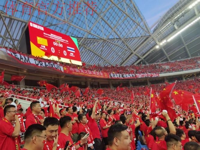 沈阳球迷向佩兰赠送“航母” 望国足从福地扬帆 沈阳球迷向佩兰赠送“航母” 望国足从福地扬帆